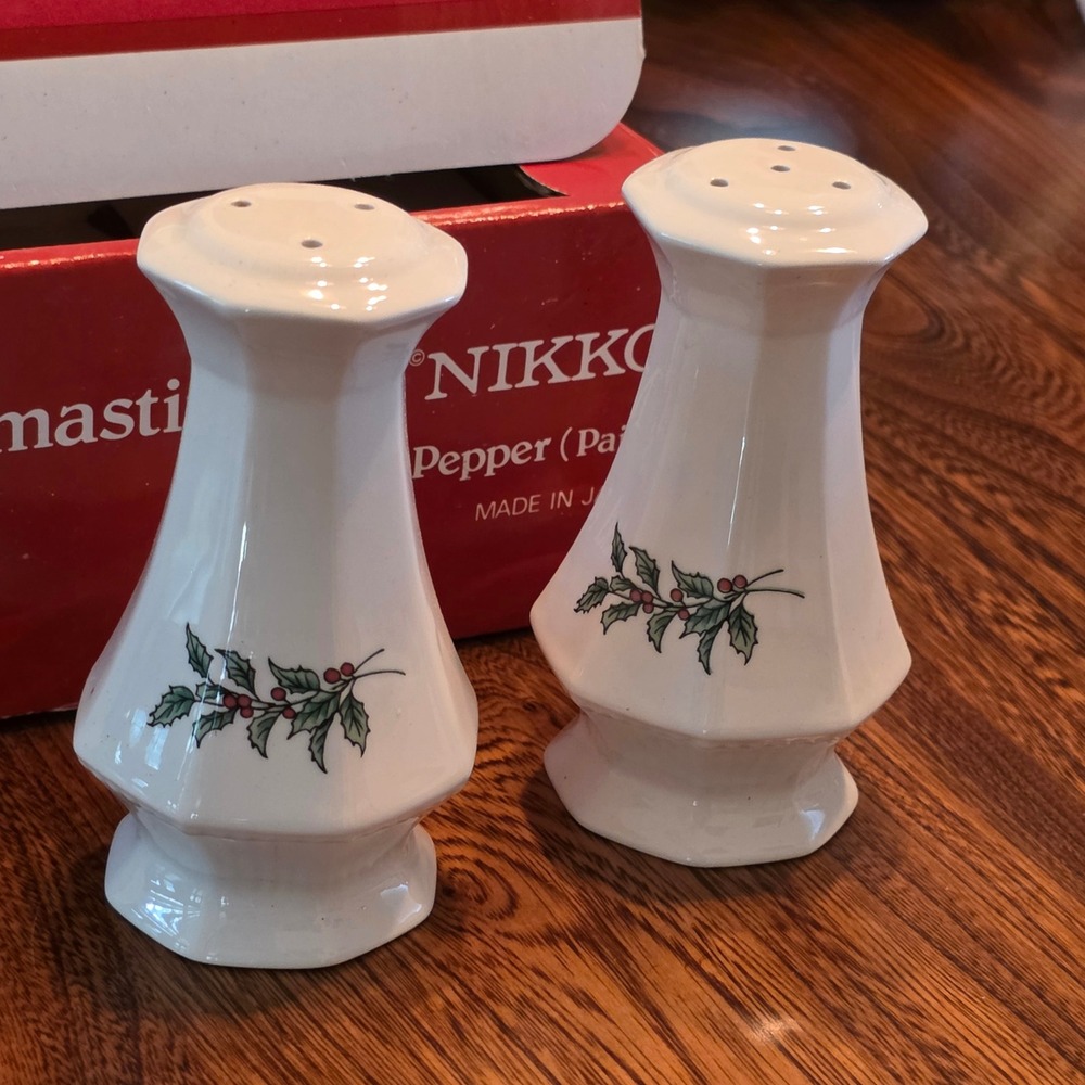 Nikko Christmastime Salt and Pepper Shaker Set White Holly Berry Japan Vintage